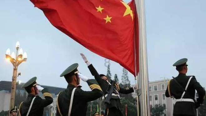 飞起来了!莫兰德三分线外抛球助张镇麟空接暴扣